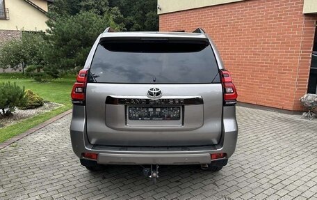 Toyota Land Cruiser Prado 150 рестайлинг 2, 2022 год, 4 670 000 рублей, 7 фотография