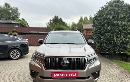 Toyota Land Cruiser Prado 150 рестайлинг 2, 2022 год, 4 670 000 рублей, 2 фотография
