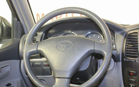 Toyota Land Cruiser 100 рестайлинг 2, 2004 год, 1 785 000 рублей, 16 фотография