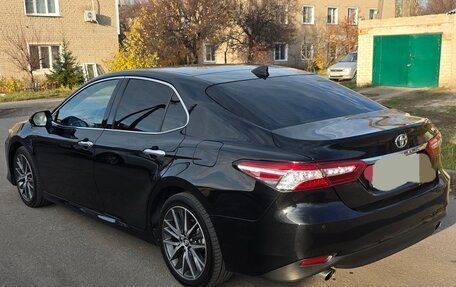 Toyota Camry, 2022 год, 3 400 000 рублей, 2 фотография