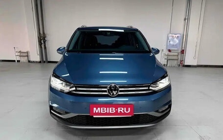 Volkswagen Touran III, 2021 год, 2 330 000 рублей, 2 фотография