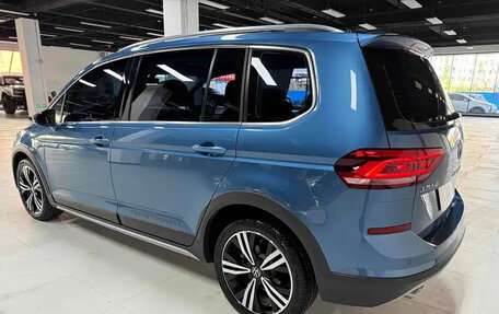 Volkswagen Touran III, 2021 год, 2 330 000 рублей, 3 фотография
