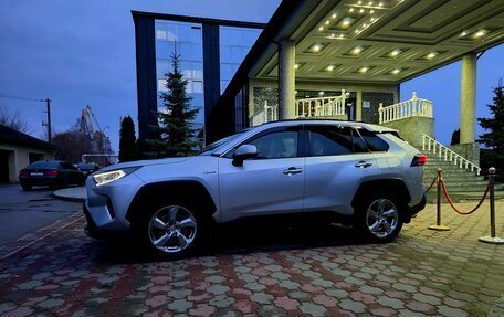 Toyota RAV4, 2019 год, 3 700 000 рублей, 4 фотография