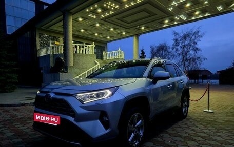 Toyota RAV4, 2019 год, 3 700 000 рублей, 7 фотография