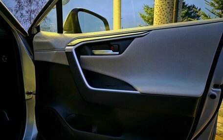 Toyota RAV4, 2019 год, 3 700 000 рублей, 21 фотография