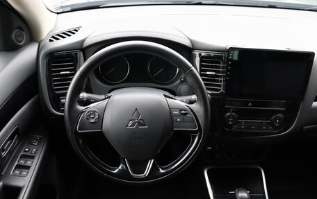 Mitsubishi Outlander III рестайлинг 3, 2018 год, 2 150 000 рублей, 10 фотография