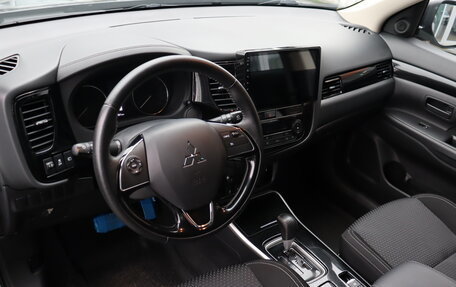 Mitsubishi Outlander III рестайлинг 3, 2018 год, 2 150 000 рублей, 12 фотография