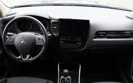 Mitsubishi Outlander III рестайлинг 3, 2018 год, 2 150 000 рублей, 11 фотография