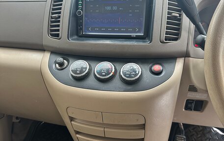 Nissan Serena II, 2004 год, 640 000 рублей, 17 фотография