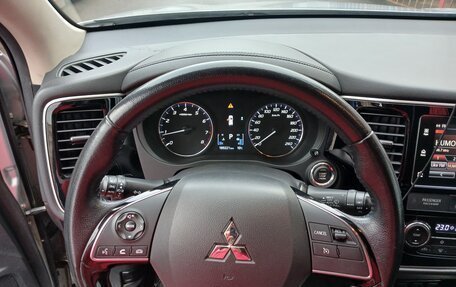 Mitsubishi Outlander III рестайлинг 3, 2018 год, 1 800 000 рублей, 2 фотография