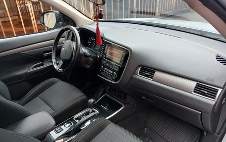 Mitsubishi Outlander III рестайлинг 3, 2018 год, 1 800 000 рублей, 6 фотография