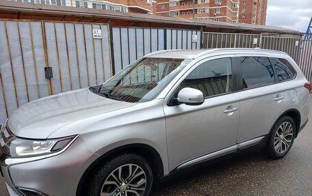 Mitsubishi Outlander III рестайлинг 3, 2018 год, 1 800 000 рублей, 11 фотография