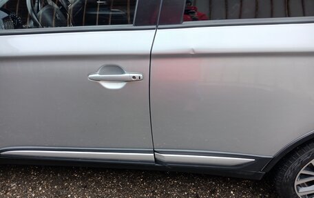 Mitsubishi Outlander III рестайлинг 3, 2018 год, 1 800 000 рублей, 10 фотография