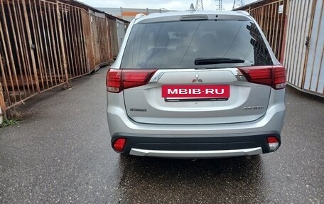 Mitsubishi Outlander III рестайлинг 3, 2018 год, 1 800 000 рублей, 8 фотография