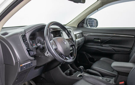 Mitsubishi Outlander III рестайлинг 3, 2015 год, 1 520 000 рублей, 10 фотография