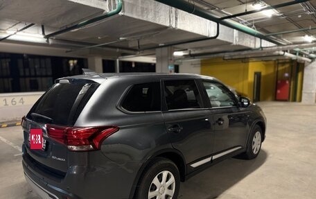 Mitsubishi Outlander III рестайлинг 3, 2020 год, 2 400 000 рублей, 4 фотография