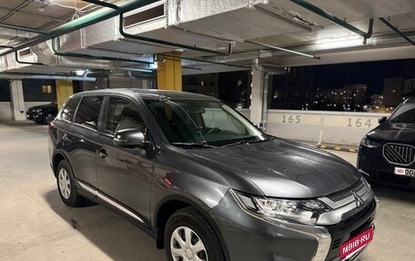 Mitsubishi Outlander III рестайлинг 3, 2020 год, 2 400 000 рублей, 2 фотография