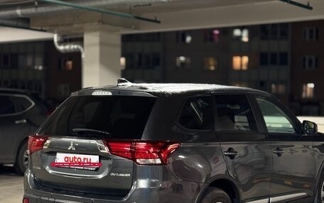 Mitsubishi Outlander III рестайлинг 3, 2020 год, 2 400 000 рублей, 6 фотография