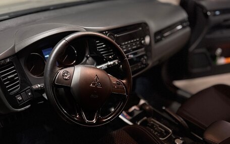 Mitsubishi Outlander III рестайлинг 3, 2020 год, 2 400 000 рублей, 12 фотография