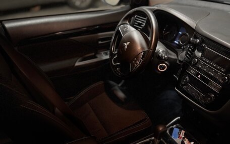 Mitsubishi Outlander III рестайлинг 3, 2020 год, 2 400 000 рублей, 11 фотография