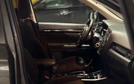 Mitsubishi Outlander III рестайлинг 3, 2020 год, 2 400 000 рублей, 10 фотография