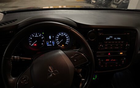 Mitsubishi Outlander III рестайлинг 3, 2020 год, 2 400 000 рублей, 15 фотография