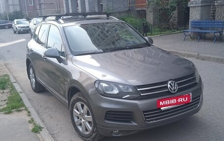 Volkswagen Touareg III, 2011 год, 1 640 000 рублей, 2 фотография