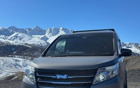 Toyota Noah III, 2016 год, 1 999 999 рублей, 2 фотография