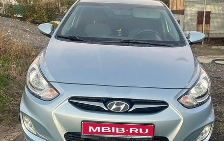Hyundai Solaris II рестайлинг, 2013 год, 800 000 рублей, 1 фотография