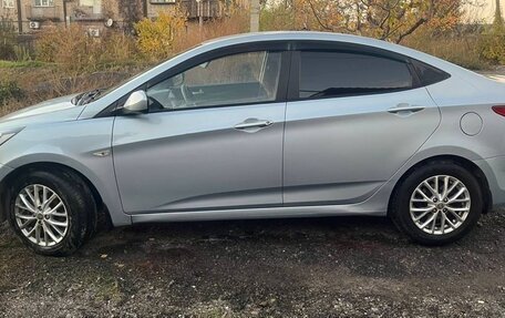 Hyundai Solaris II рестайлинг, 2013 год, 800 000 рублей, 3 фотография