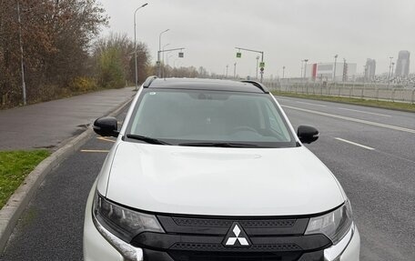 Mitsubishi Outlander III рестайлинг 3, 2022 год, 3 500 000 рублей, 1 фотография