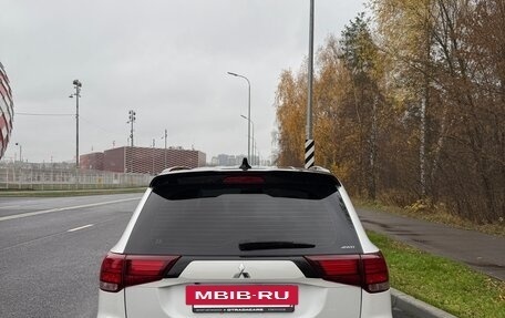 Mitsubishi Outlander III рестайлинг 3, 2022 год, 3 500 000 рублей, 2 фотография