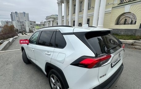 Toyota RAV4, 2021 год, 3 175 000 рублей, 6 фотография
