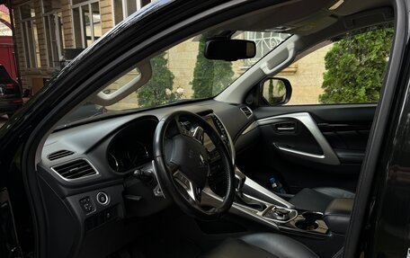 Mitsubishi Pajero Sport III рестайлинг, 2017 год, 2 675 000 рублей, 7 фотография