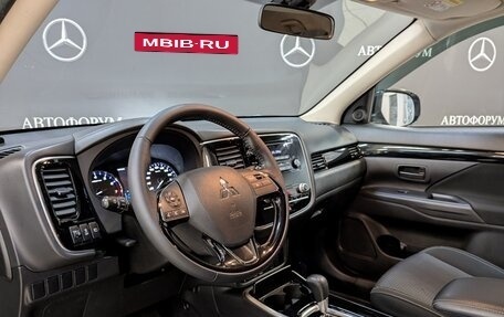 Mitsubishi Outlander III рестайлинг 3, 2022 год, 2 910 000 рублей, 11 фотография