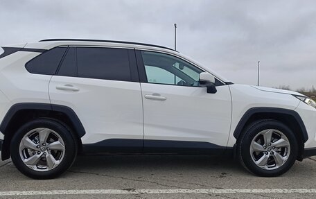 Toyota RAV4, 2022 год, 4 250 000 рублей, 4 фотография