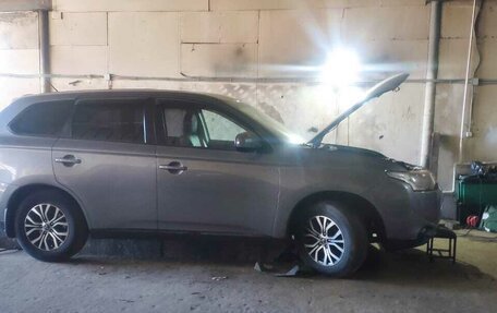 Mitsubishi Outlander III рестайлинг 3, 2012 год, 1 000 000 рублей, 2 фотография