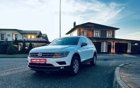 Volkswagen Tiguan II, 2018 год, 2 300 000 рублей, 3 фотография