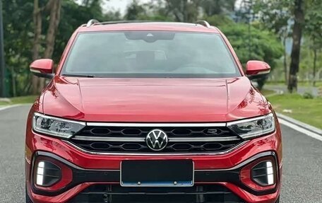 Volkswagen T-Roc I, 2022 год, 2 025 000 рублей, 2 фотография