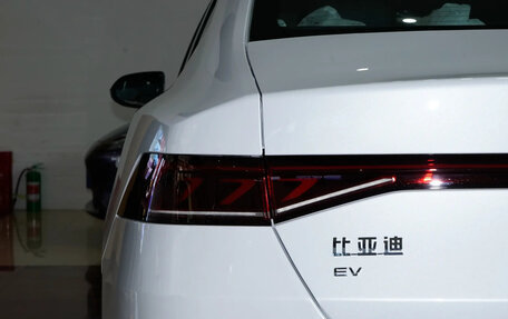 BYD Qin, 2025 год, 2 450 000 рублей, 11 фотография