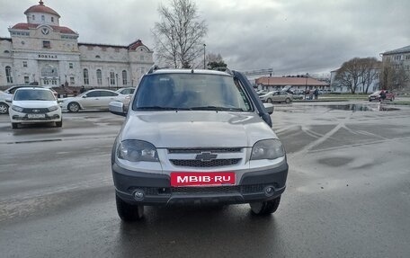 Chevrolet Niva I рестайлинг, 2017 год, 695 000 рублей, 2 фотография