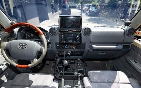 Toyota Land Cruiser 70, 2019 год, 45 000 000 рублей, 11 фотография