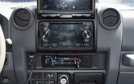 Toyota Land Cruiser 70, 2019 год, 45 000 000 рублей, 18 фотография