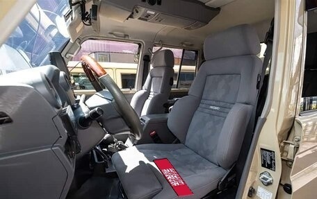 Toyota Land Cruiser 70, 2019 год, 45 000 000 рублей, 25 фотография