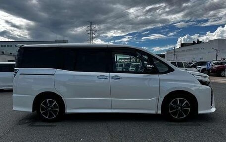 Toyota Voxy III, 2021 год, 1 811 000 рублей, 7 фотография