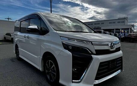 Toyota Voxy III, 2021 год, 1 811 000 рублей, 3 фотография