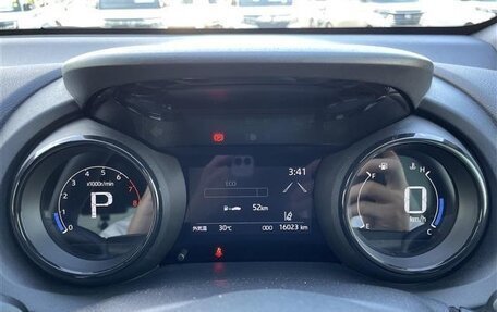 Toyota Yaris, 2022 год, 984 000 рублей, 10 фотография