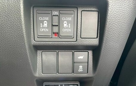 Honda Stepwgn, 2024 год, 2 380 000 рублей, 20 фотография