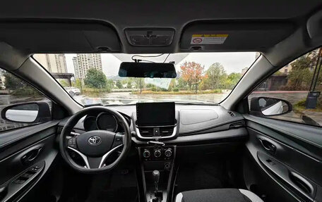 Toyota Yaris XP150 рестайлинг, 2021 год, 870 000 рублей, 14 фотография