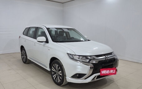 Mitsubishi Outlander III рестайлинг 3, 2022 год, 3 000 000 рублей, 3 фотография